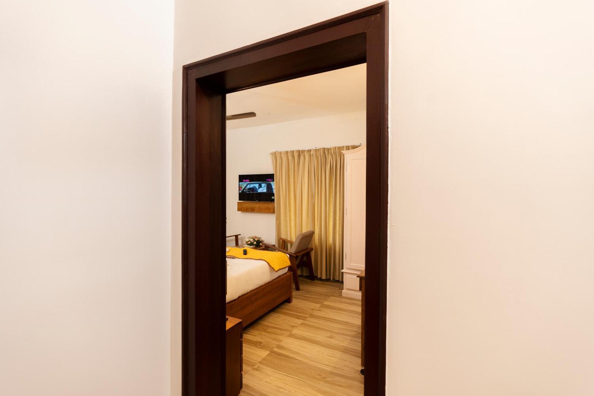 Solo Inn By Hawk Hospitality Kochi Exterior photo