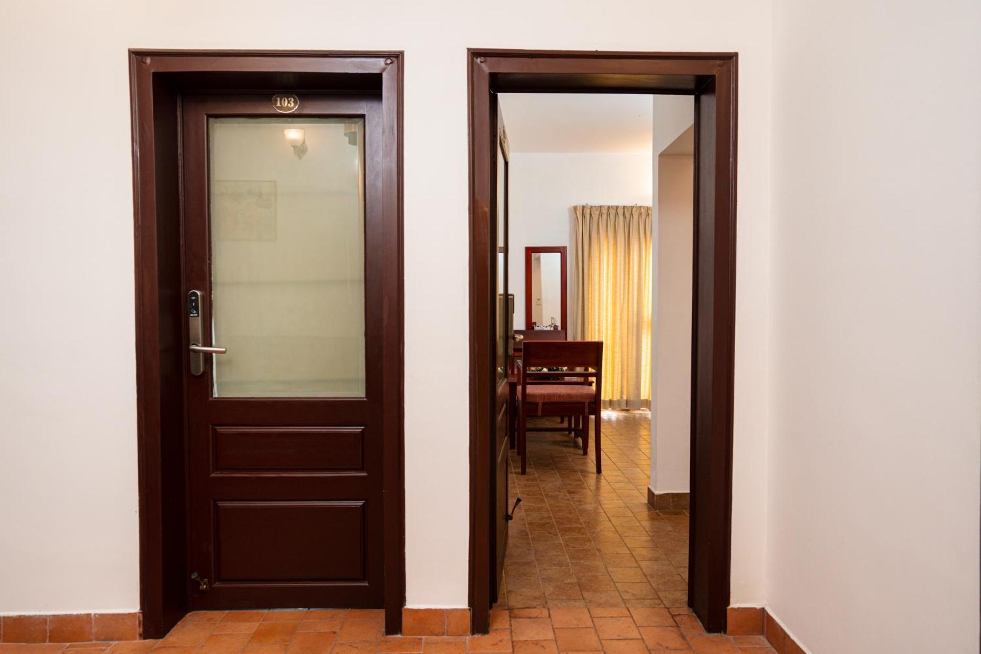 Solo Inn By Hawk Hospitality Kochi Exterior photo